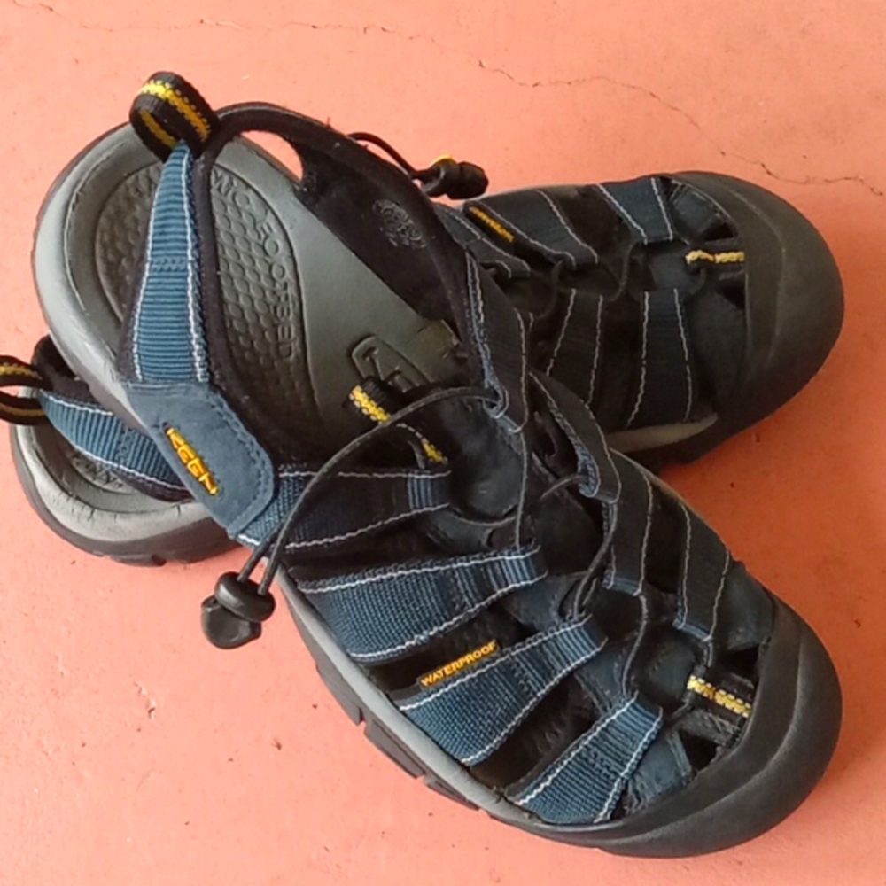 Keen Men's Black and Yellow Sandals